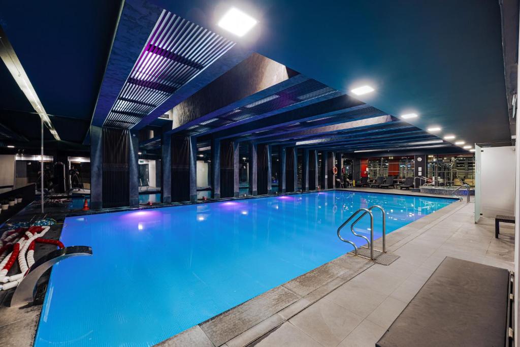 布达佩斯Bliss Residence & Spa的大楼内的大型游泳池