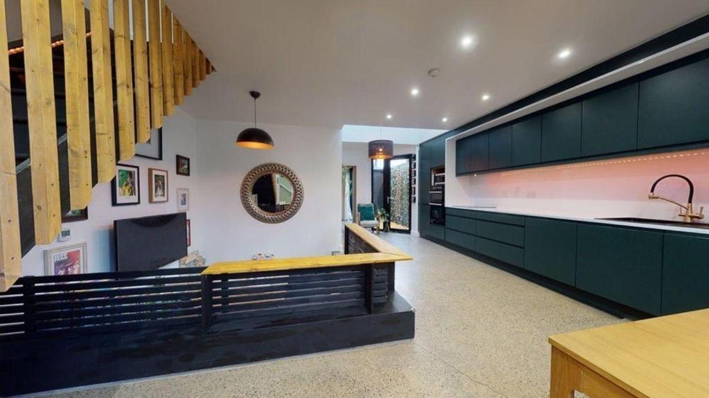 都柏林Cozy room in Stoneybatter, Dublin的厨房配有绿色橱柜和水槽