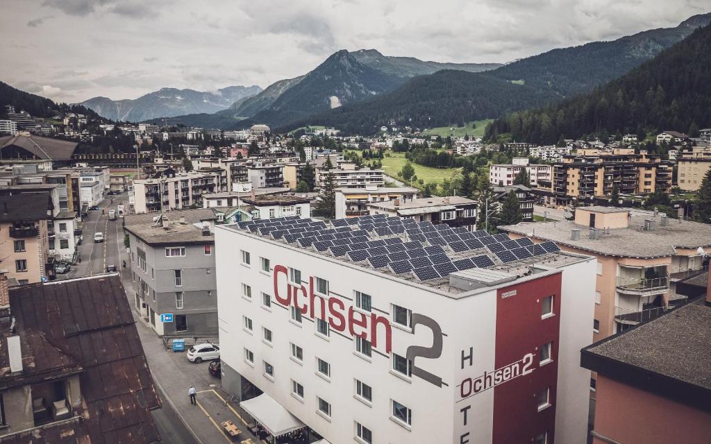 达沃斯Hotel Ochsen 2 by Mountain Hotels的一座城市,屋顶上设有太阳能电池板