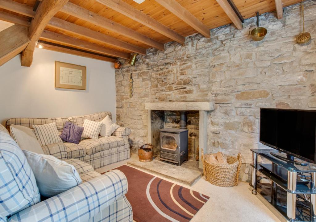 阿斯克里格Thornsgill Cottage的客厅设有石墙