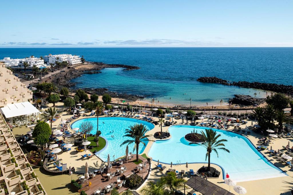 科斯塔特吉塞特贵司普拉亚大酒店的享有带游泳池的度假村的空中景致