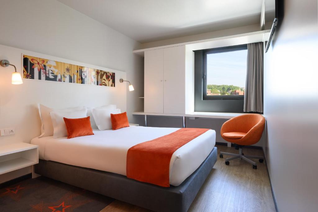 波尔图波尔图星级酒店 的酒店客房设有床和窗户。