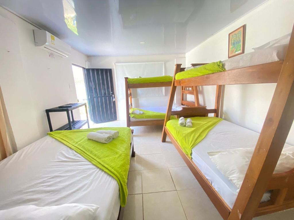 托卢Hostal El Danubio Tolu的一间卧室配有两张双层床。