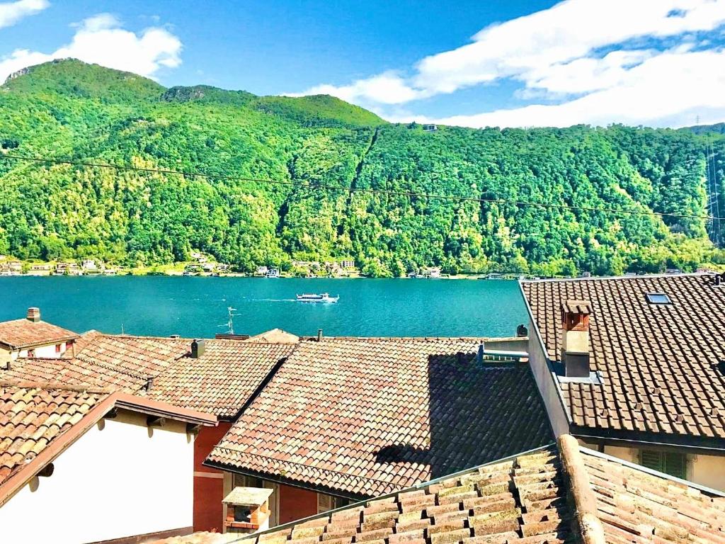 莫尔科泰Casa Angiolina - Holidays的从房屋屋顶上可欣赏到湖景