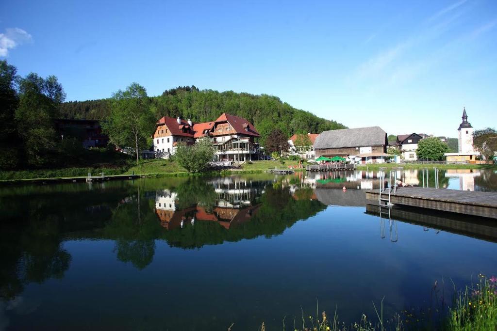 Mönichwald思嘉卜雷恩家庭会议酒店的一大片水,有房子和建筑物