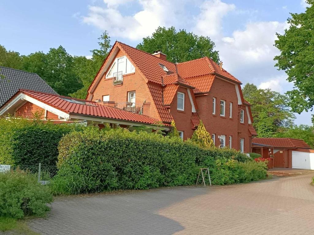 阿希姆Moderne Ferienwohnung mit Kamin u Garten im EG 100qm Nähe Weser und Golfplatz的一座带橙色屋顶的大型砖屋