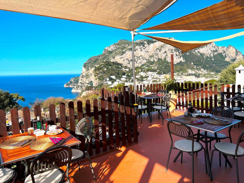 卡普里La Reginella Capri的一间设有桌椅的海景餐厅