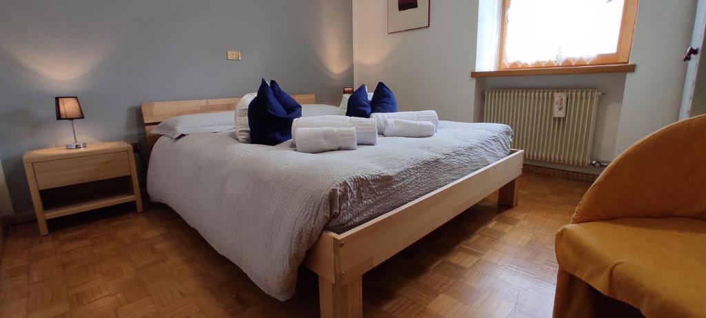 卡瓦莱塞Ai Grisi的一间卧室配有一张带蓝色枕头的大床