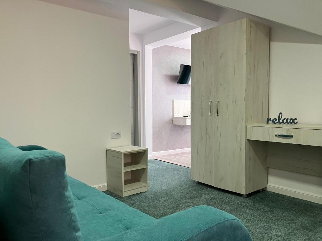 瓦斯卢伊Private house的客厅配有蓝色的沙发和橱柜。