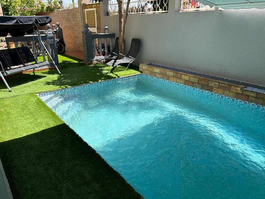 梅克内斯Dar el kebira的庭院里的一个蓝色海水游泳池