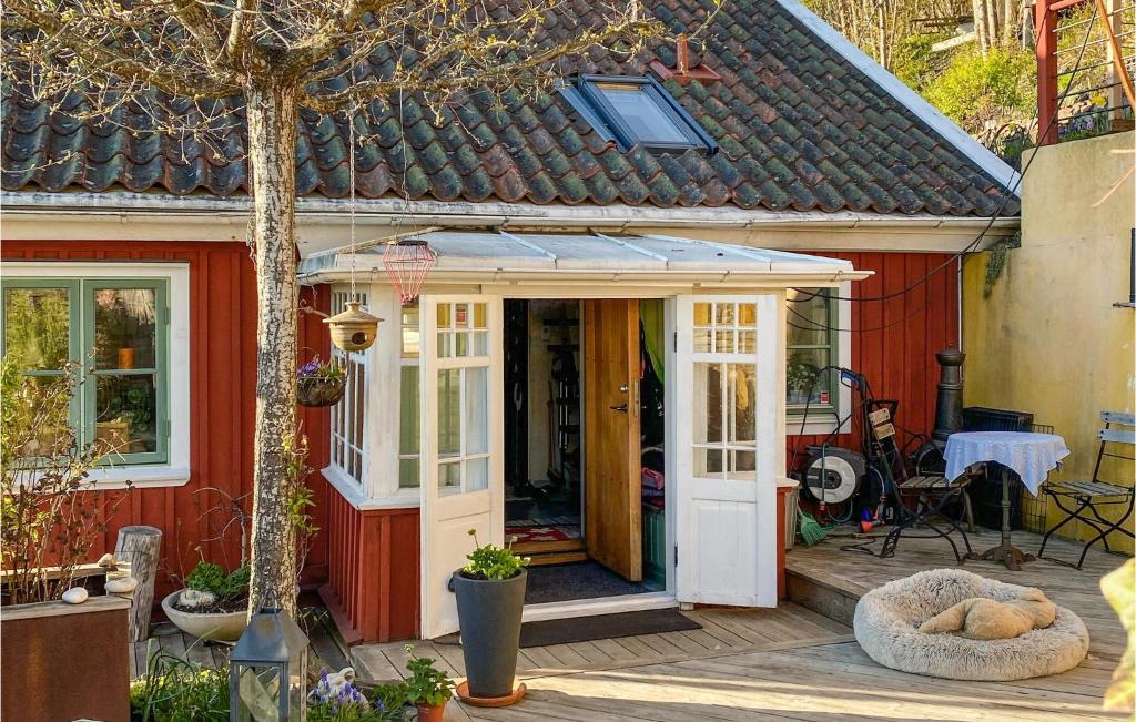 Västra TunhemStunning Home In Vstra Tunhem With Sauna的一间红色的房子,有白色的门和门廊