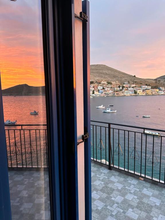 哈尔基岛Casa Porphyra的客房设有窗户,享有海景。