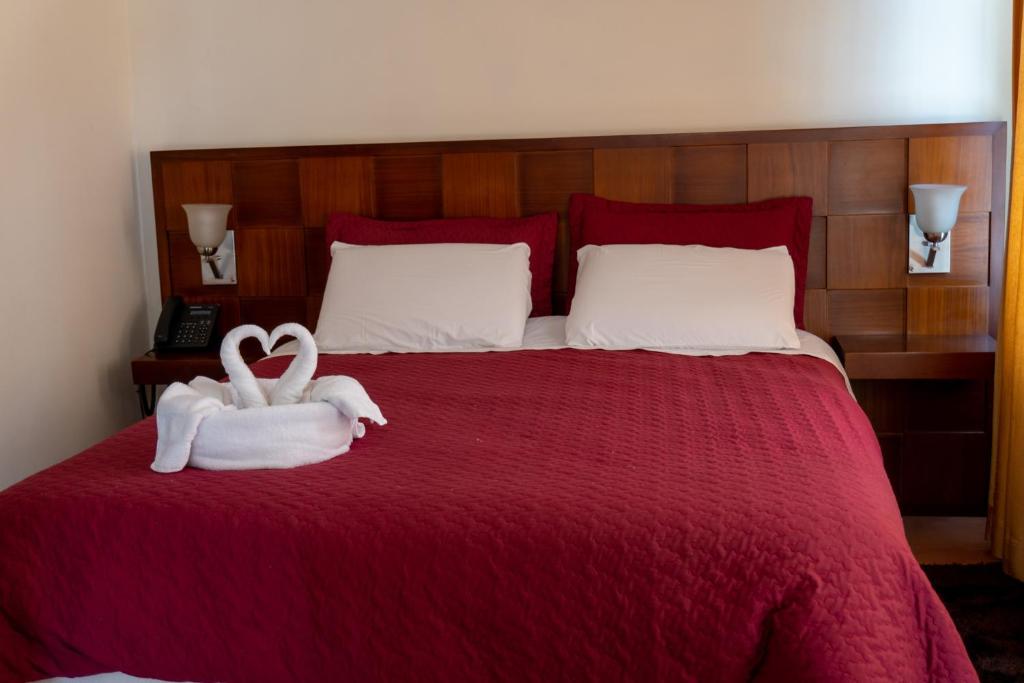 基多Chaupimundo Lodge的一间卧室配有带2条白色毛巾的床