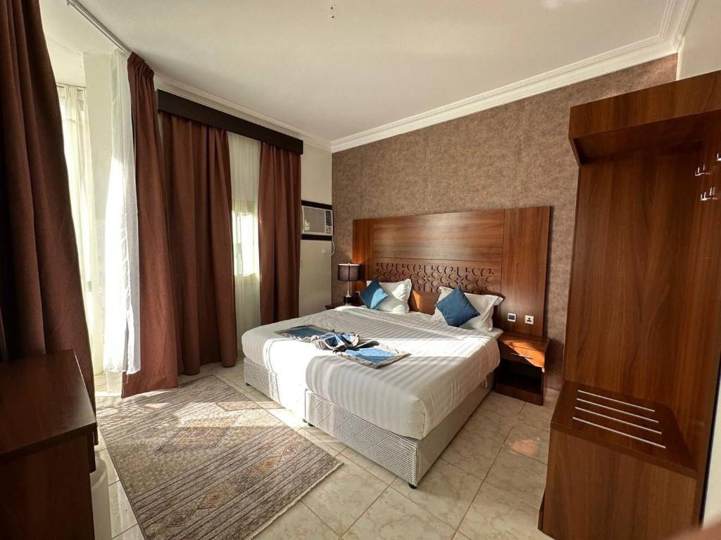 巴哈فندق ترند- trend hotel的一间设有大床和窗户的酒店客房