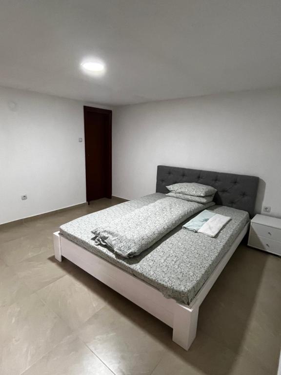 代斯波托瓦茨ŽUBOR VRELA的一间白色客房内的床铺卧室