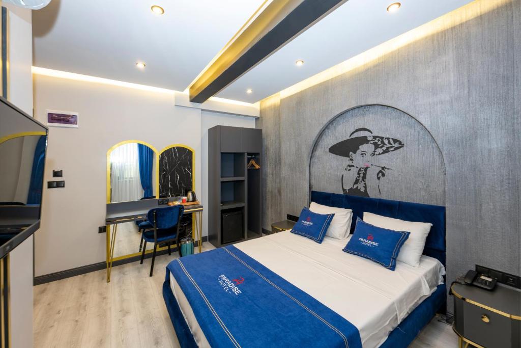 伊斯坦布尔İstanbul Paradise Hotel的一间卧室配有一张带蓝色枕头的床