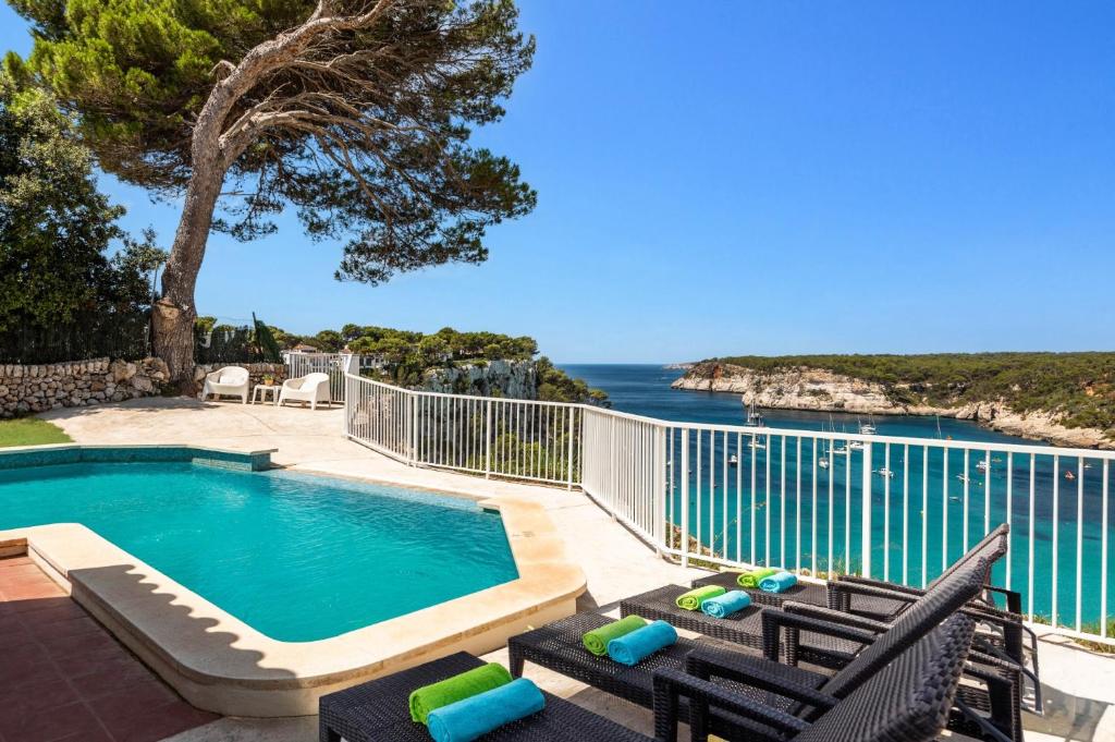 费雷列斯Villa Olives by Villa Plus的一个带椅子的游泳池,享有海景