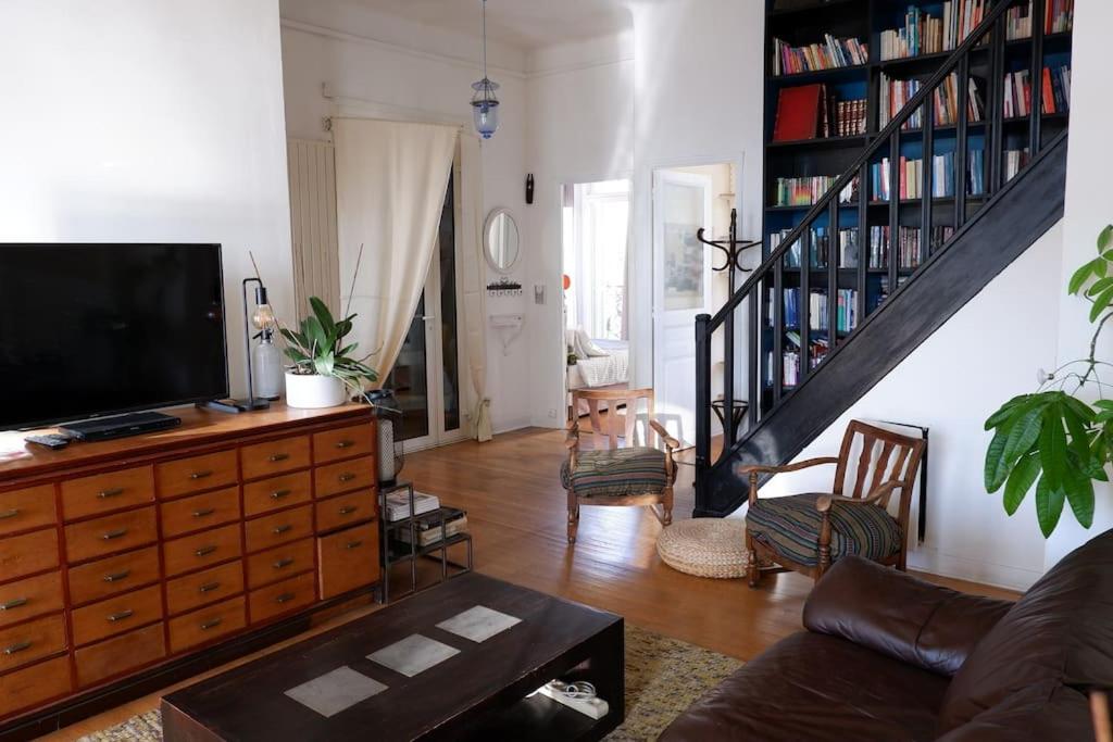 马赛Spacieux T4 tout confort quartier Périer terrasse et vue的客厅配有沙发和梳妆台上的电视