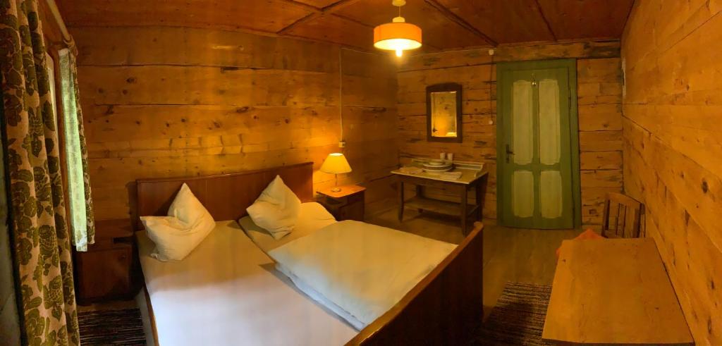 金兹灵Grawandhütte的小木屋内一间卧室,配有一张床