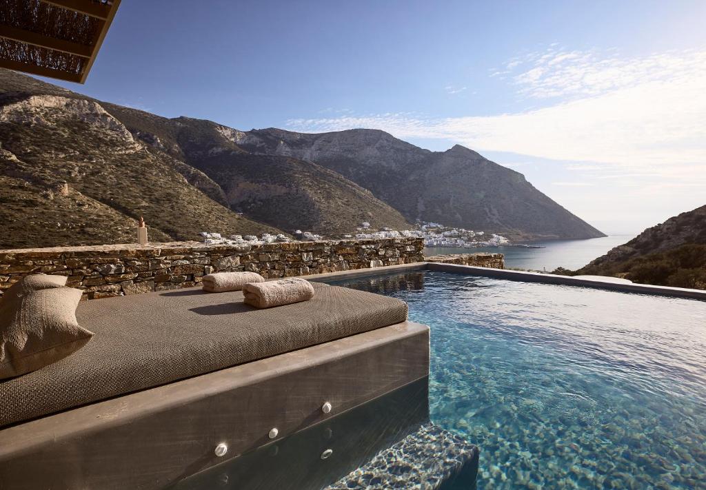 SifnosApsila Pool Suites的海景度假村,设有无边泳池