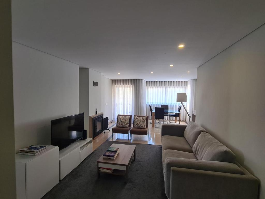 波瓦-迪瓦尔津BRISA MAR的带沙发和平面电视的客厅
