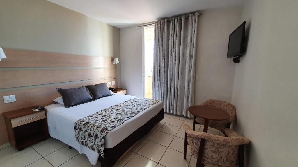 阿拉拉夸拉莫拉达杜索尔格兰酒店的酒店客房,配有床和电视