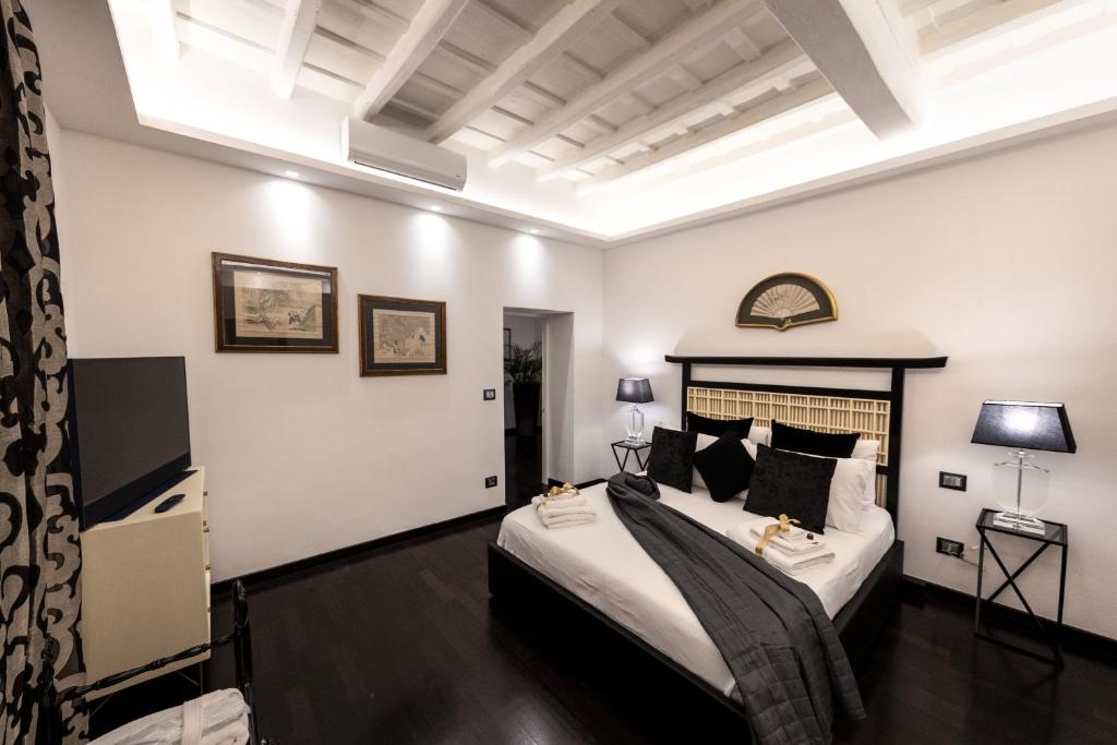 罗马Barcaccia Luxury Suites的卧室配有一张床