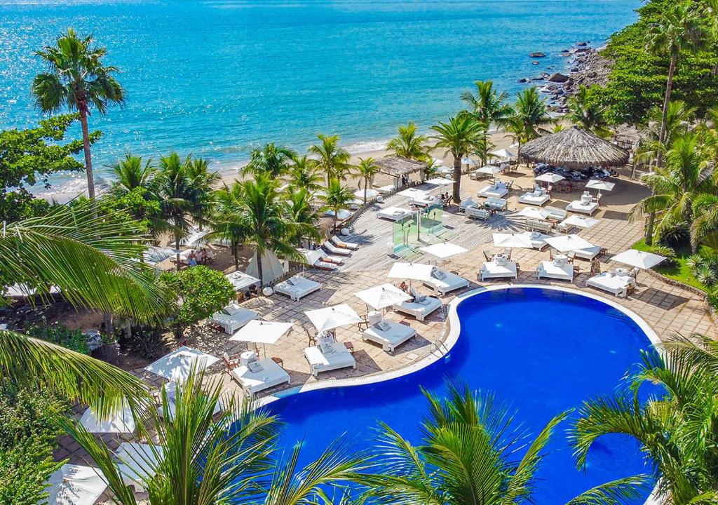 伊利亚贝拉DPNY Beach Hotel & SPA Ilhabela的享有度假胜地的空中景致,设有游泳池和海洋