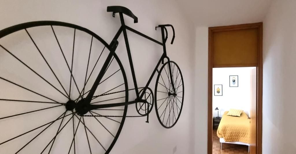 贝加莫Guesthouse Tree Rooms Industrial的挂在墙上的自行车