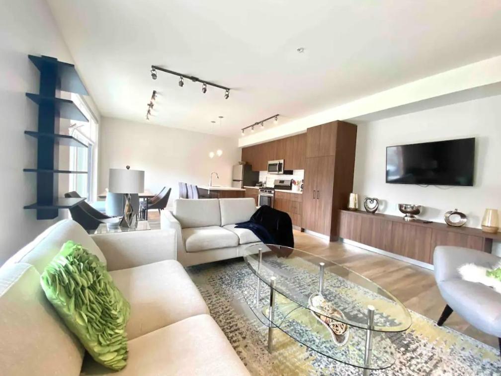 悉尼Brand New 3-Bedroom Condo in the Heart of Sidney的客厅配有白色沙发和玻璃桌