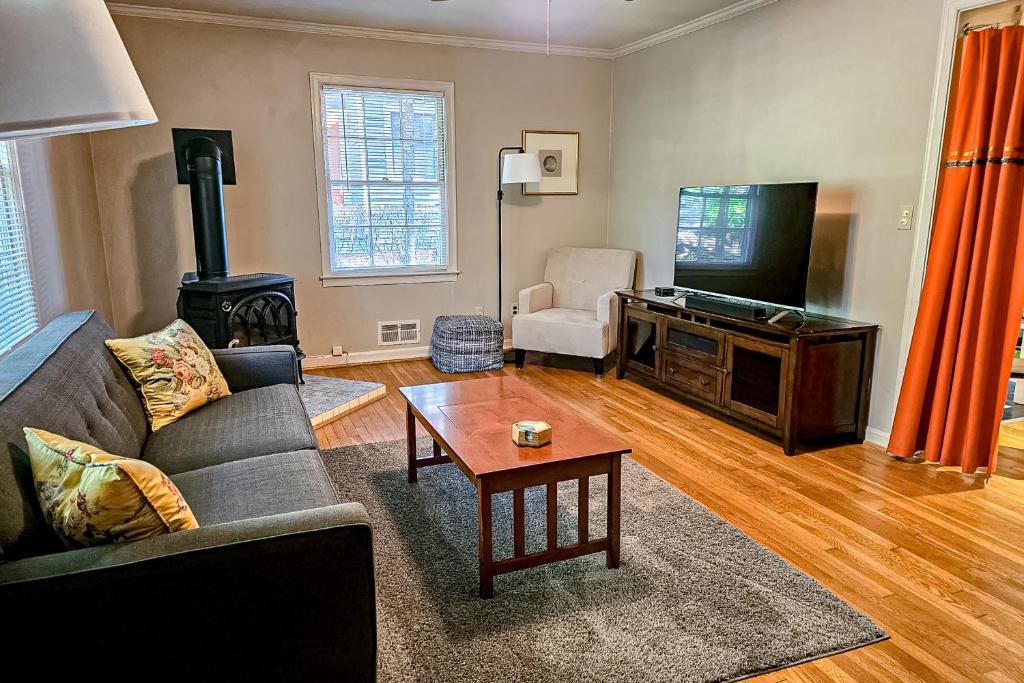 亚特兰大Sycamore Place Duplex的带沙发和平面电视的客厅
