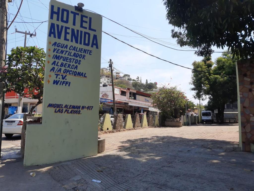 阿卡普尔科Hotel Avenida的街道上酒店标志
