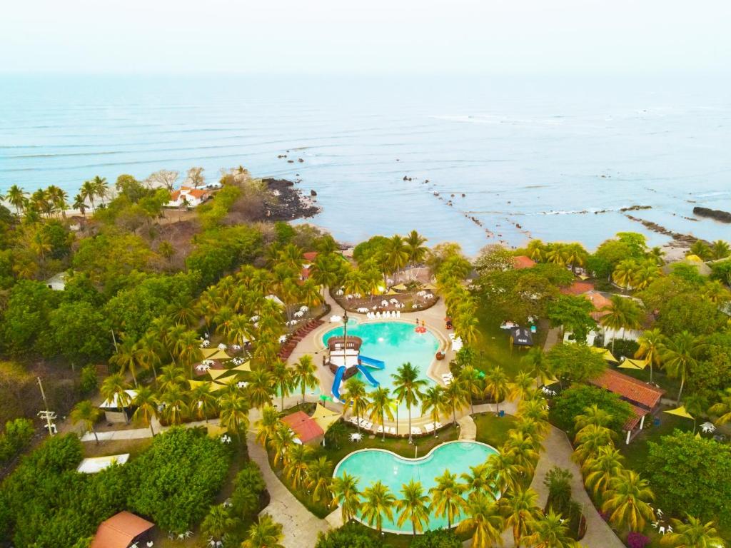 AcajutlaLas Veraneras Villas & Resort的享有带游泳池的度假村的空中景致