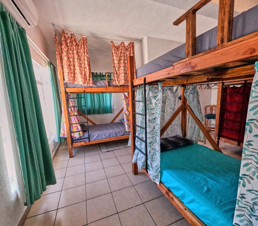 拉巴斯Hostel Casa Esterito的房屋内带三张双层床的房间