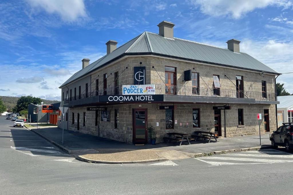 库马Cooma Hotel的街道拐角处的建筑物