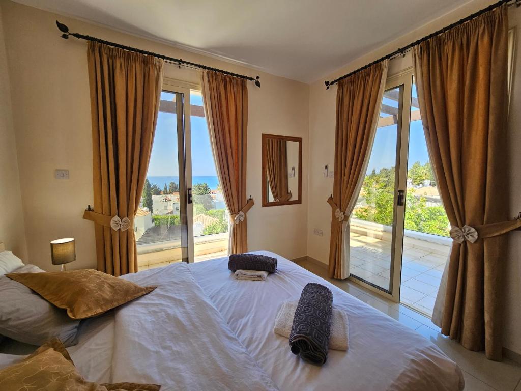 珊瑚湾Villa Felix的一间卧室设有两张床和大窗户
