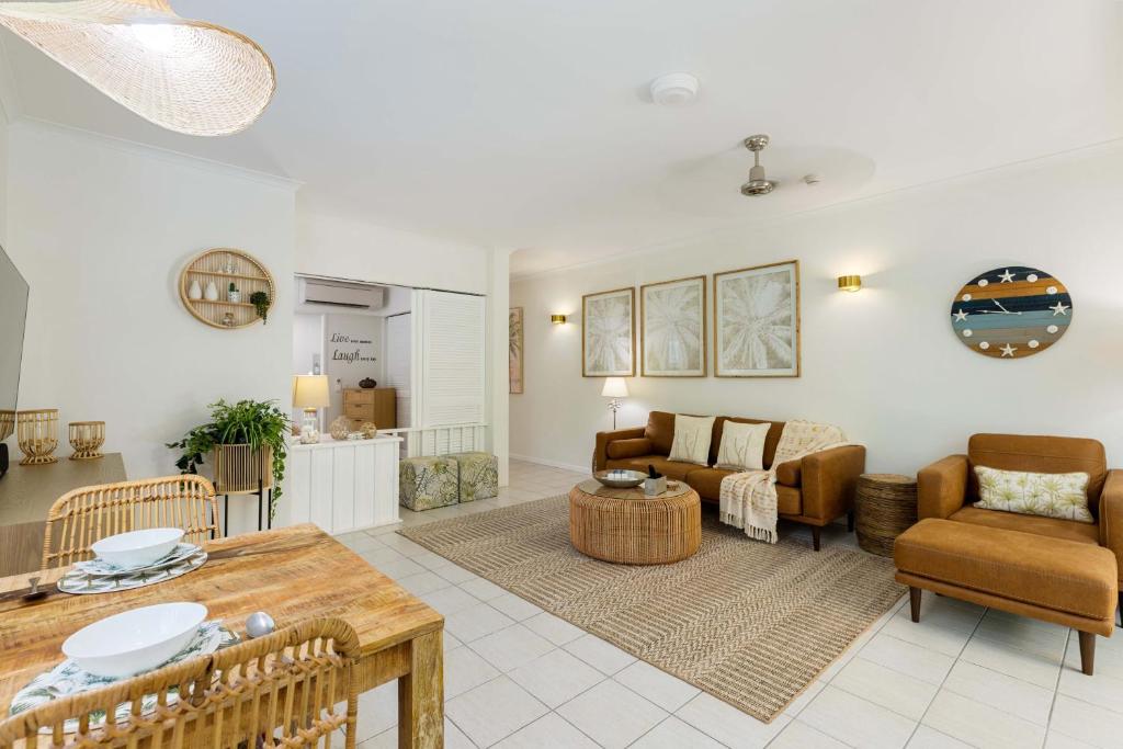 道格拉斯港Oasis Luxe on Macrossan Street - Stylish Residence的客厅配有沙发和桌子