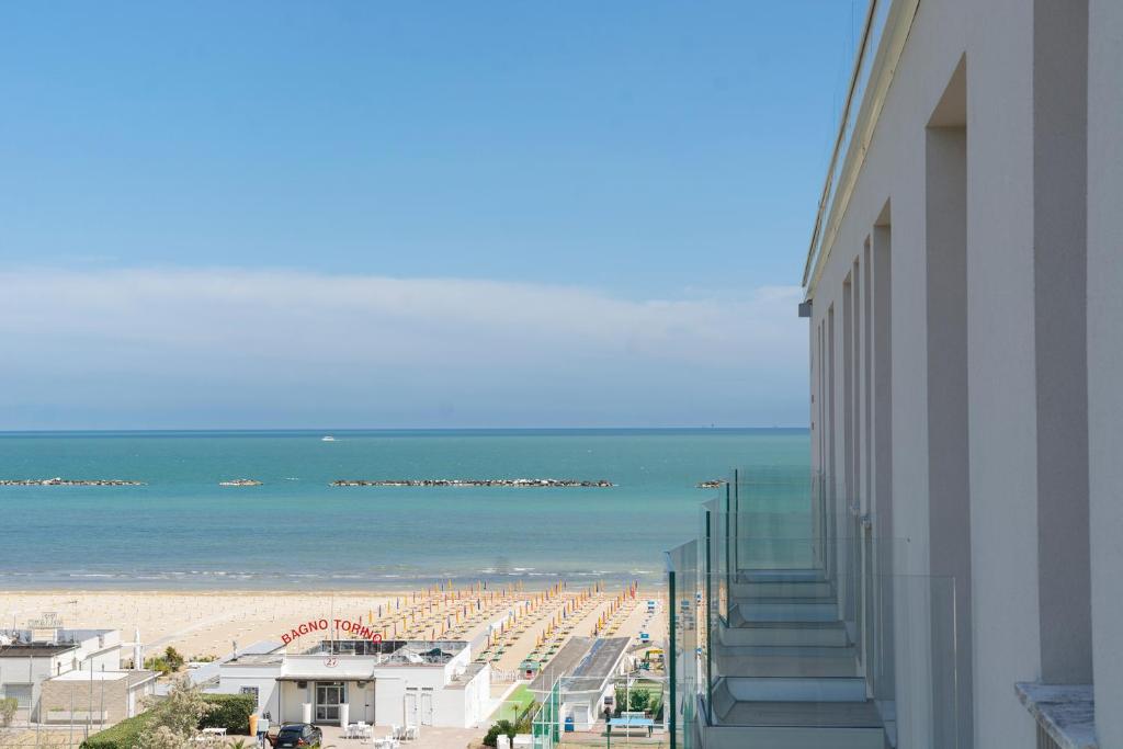 切塞纳蒂科Hotel Atlas的从大楼欣赏海滩美景