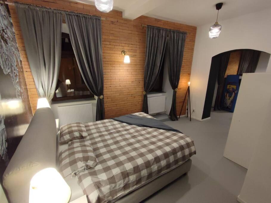 奥勒什蒂耶Arcade Apartament的一间卧室配有一张带 ⁇ 子毯子的床