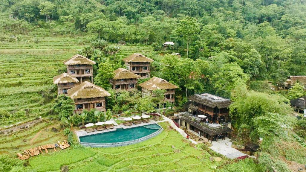 Làng BangAmigo Pu Luong的享有带游泳池的度假村的空中景致