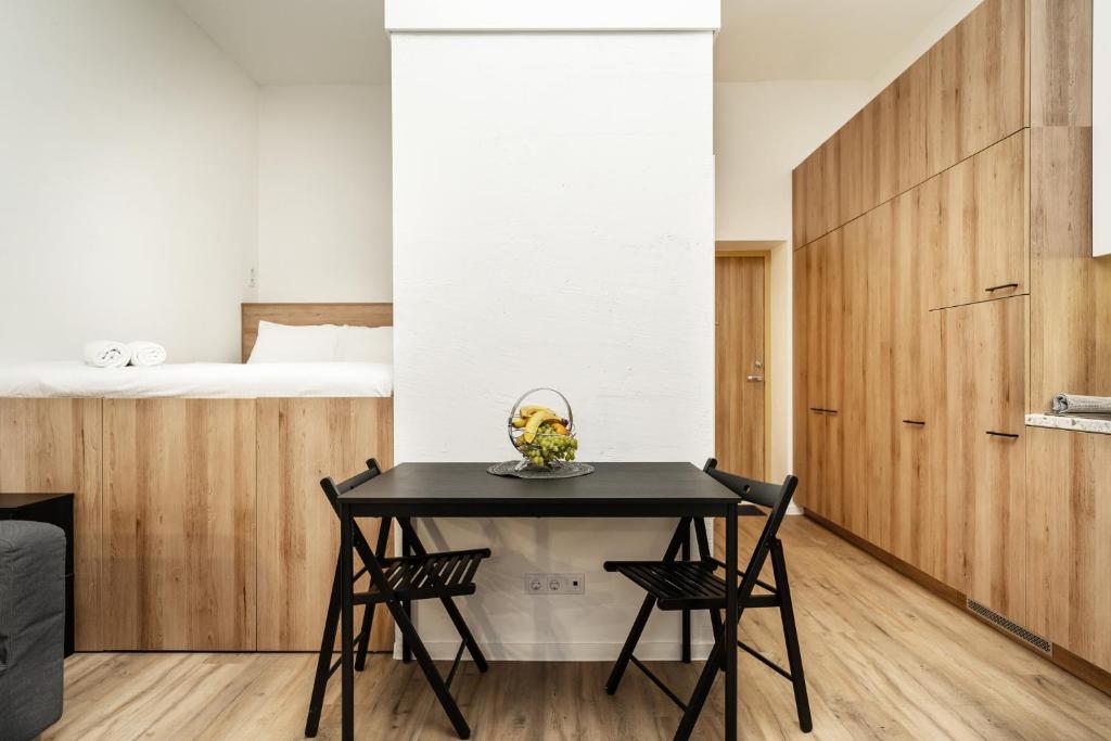 维尔纽斯Air Apartment 318的一间用餐室,配有一张黑桌子和两把椅子