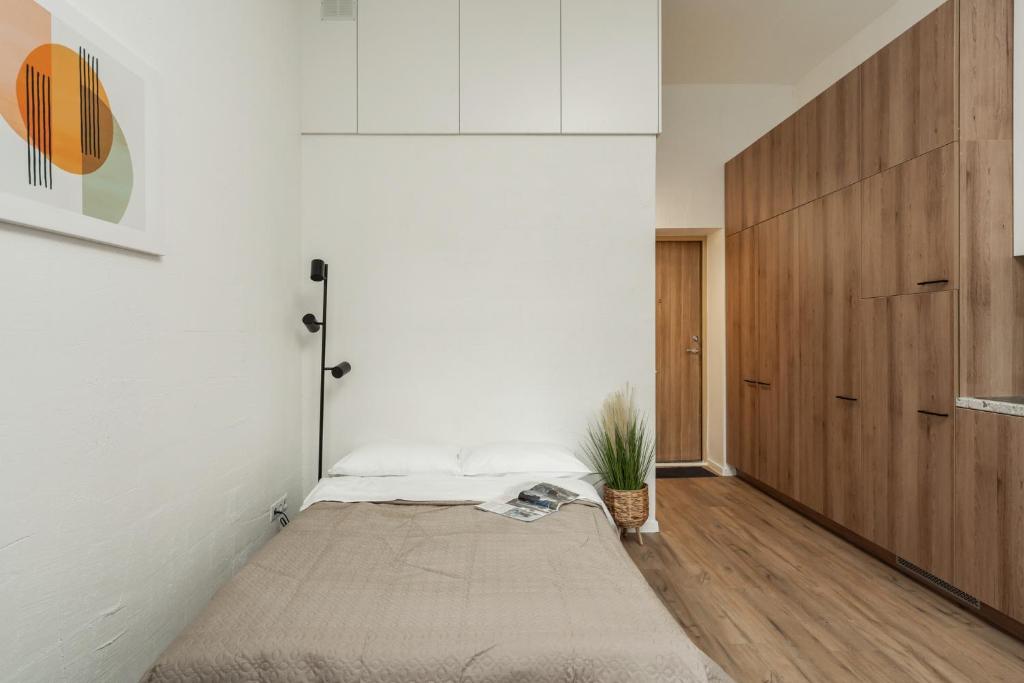 维尔纽斯Air Apartment 311的一间卧室配有一张床和一扇木门