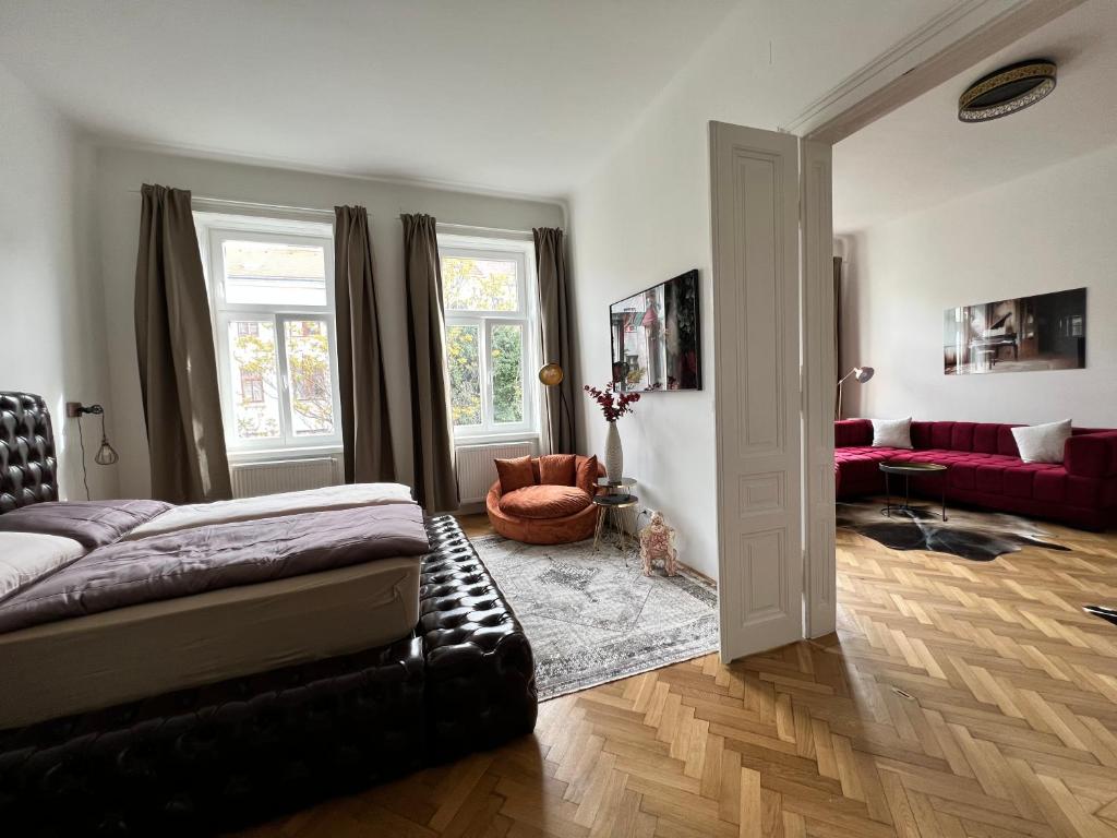 维也纳NEW Exclusive 100m2, Top location!的一间卧室设有一张床和一间客厅。