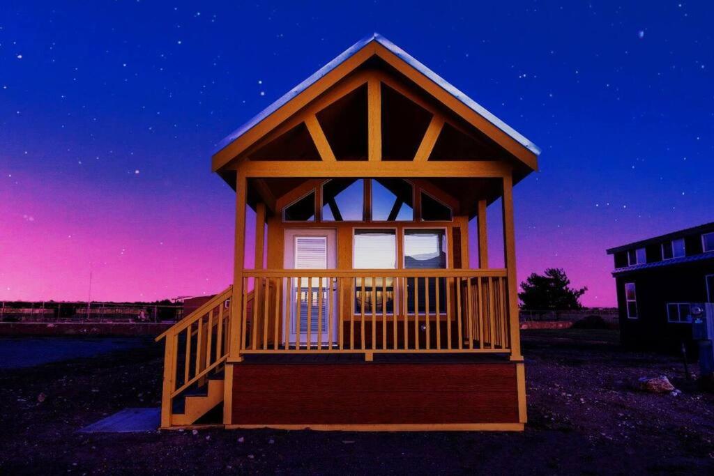 瓦莱080 Tiny Home nr Grand Canyon South Rim Sleeps 8的夜晚在田野的小凉亭