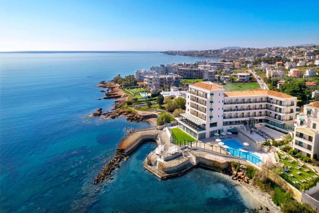 马蒂Ramada by Wyndham , Athens Club Attica Riviera的海洋旁度假胜地的空中景致