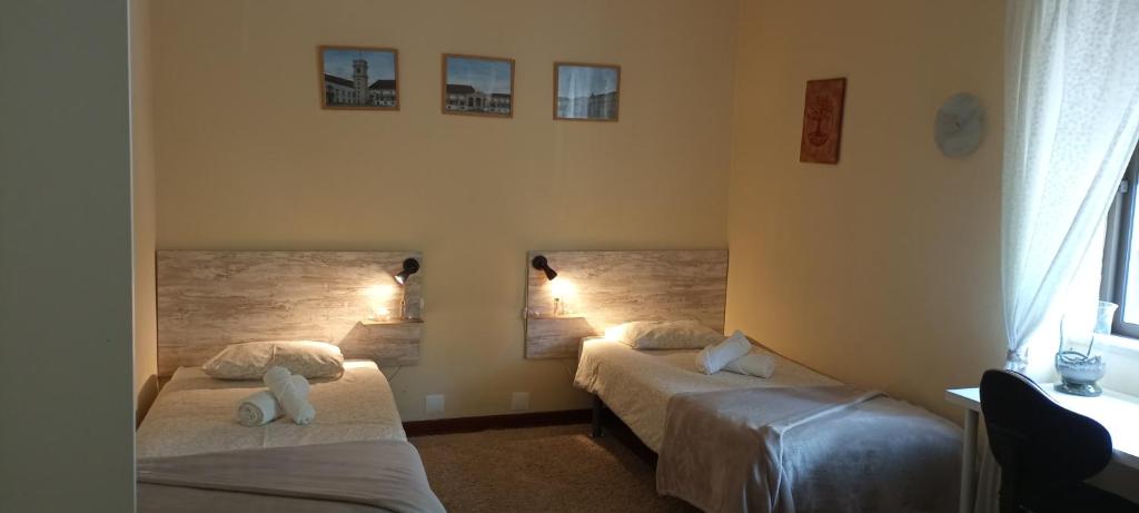 科英布拉Casa das Tílias的一间卧室设有两张床,其中一间备有泰迪熊