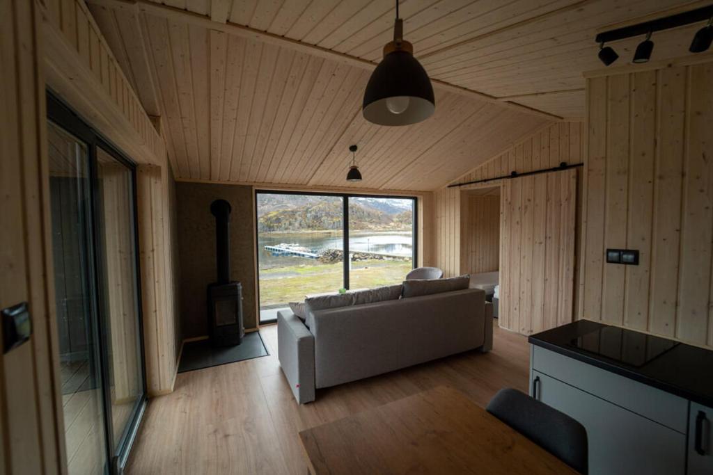 卡伯尔沃格Skårungen - Hotel, Cabins and Camping的带沙发和大窗户的客厅