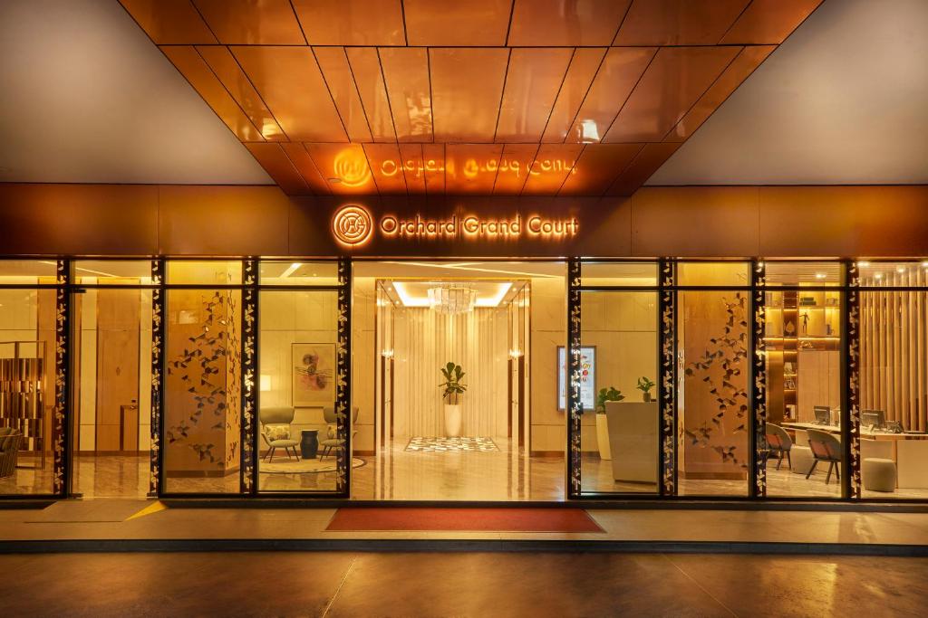 新加坡乌节豪阁酒店的装有玻璃门的商店前方