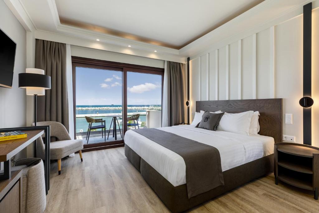 帕拉塔蒙Diverso Platamon, Luxury Hotel & Spa的酒店客房设有一张床,享有海景。