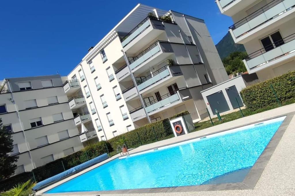 阿尔贝维尔Superbe appartement en résidence avec piscine.的大楼前的游泳池